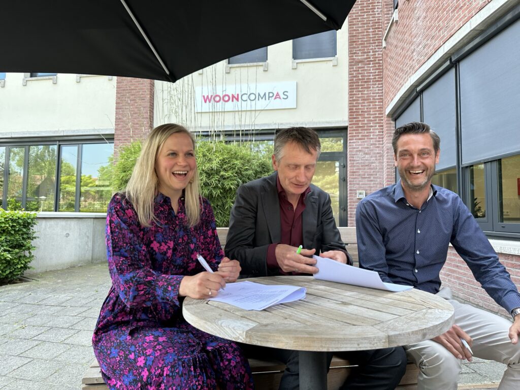 Ondertekening contract Wooncompas